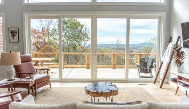 Modern home - Mtn views - 4 miles to downtown AVL