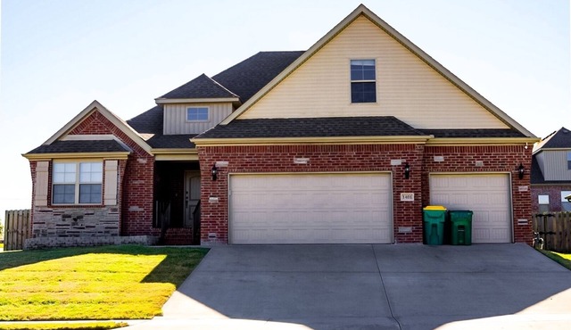 Modern Home Near Airport & Bentonville