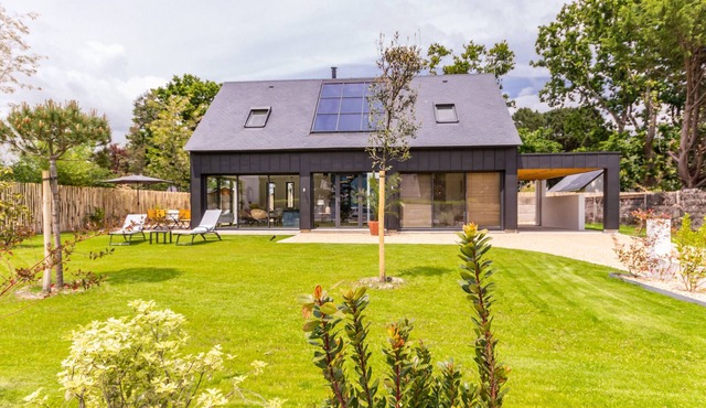 Modern Home Near Beach, Private Garden, Terrace, BBQ, Bikes, WiFi - 3BR, 3BA Sleeps 6