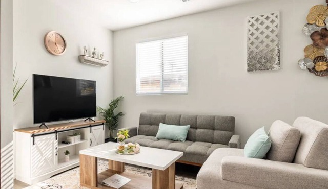 Modern Home Near Disneyland, Beaches, and Little Saigon