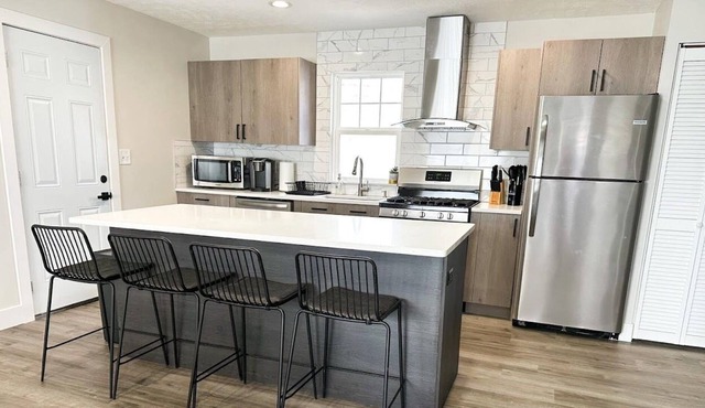 Modern Home near downtown and UNL with Firepit, BBQ Grill & Air Hockey!