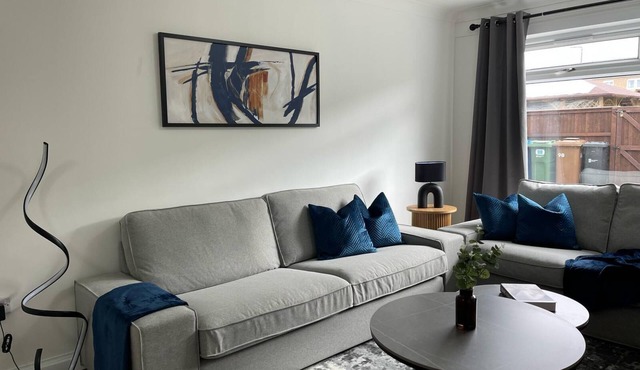 Modern Home Near To Airport | Free Parking & WIFI