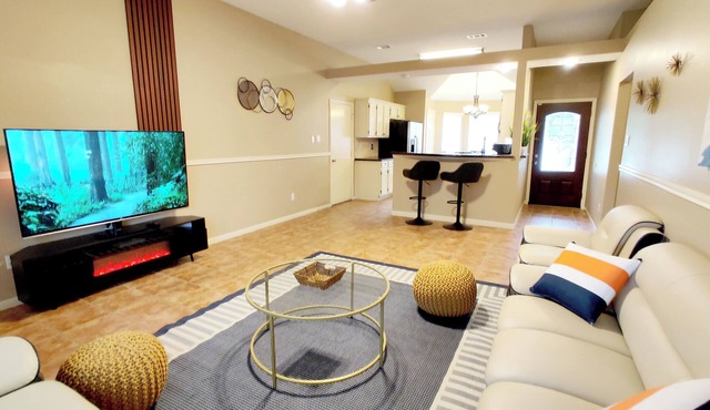 Modern home near Woodlands · King · Pool · Pets OK!