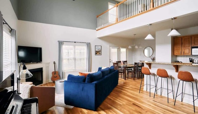 Modern Home next to Vanderbilt Campus with Parking | Screened Porch & Workspace | Walk to Hillsboro Village, Fido & Pancake Pantry | Minutes to Music Row, 12 South & Broadway | Perfect for Families, Friends & University Visits