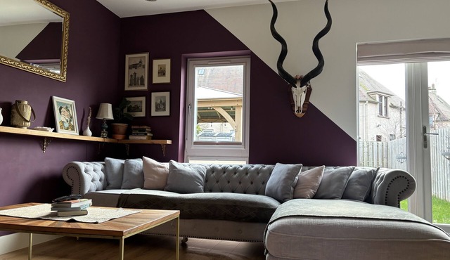 Modern Home On Outskirts Of Edinburgh With Excellent Public Transport Links