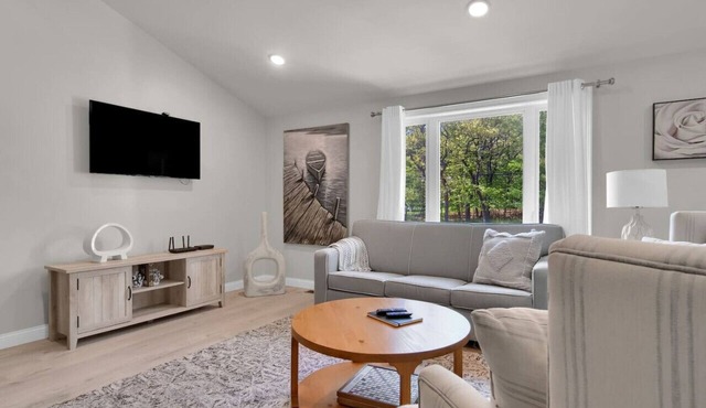 Modern Home on Sand Point! 11 mins to DT caseville