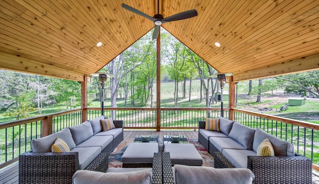 Modern home on vineyard with WiFi, fireplace, washer/dryer, central AC