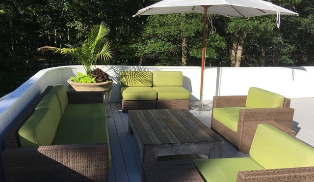 Modern Home on1.4 acres. 5 min to village