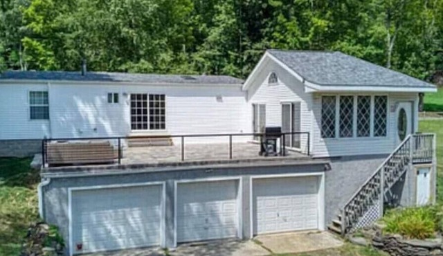 Modern home overlooking private lake and mountains. Pet Friendly!