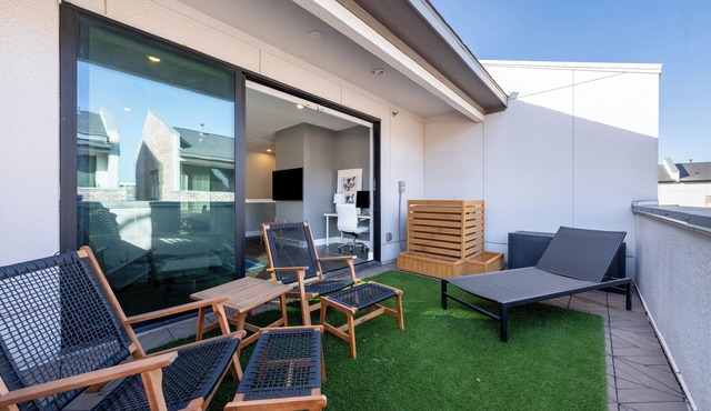 Modern Home, Private Balcony, Near Rainey & Lady Bird Lake | Haus of Z