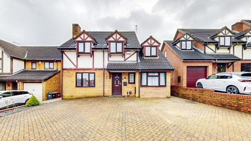 Modern Home, Sleeps 8, Parking