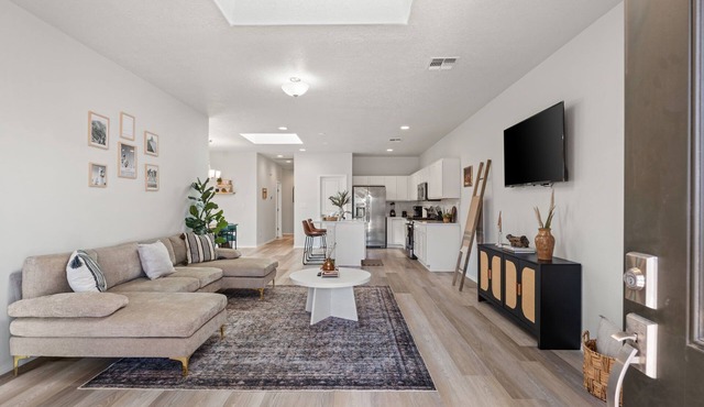 MODERN HOME W/3BR NEXT TO AIRPORT & NETFLIX