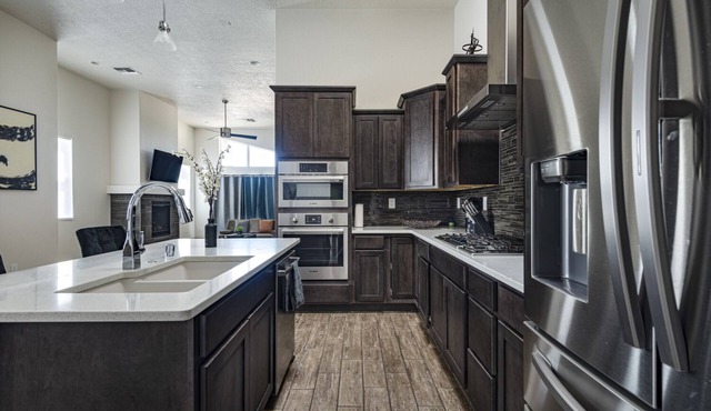 Modern Home w/4BR Next to Netflix, Airport, Casino