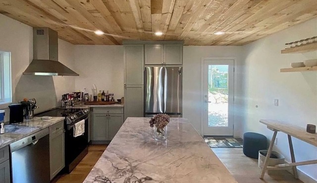 Modern home w/creek view, steps to town & mountain