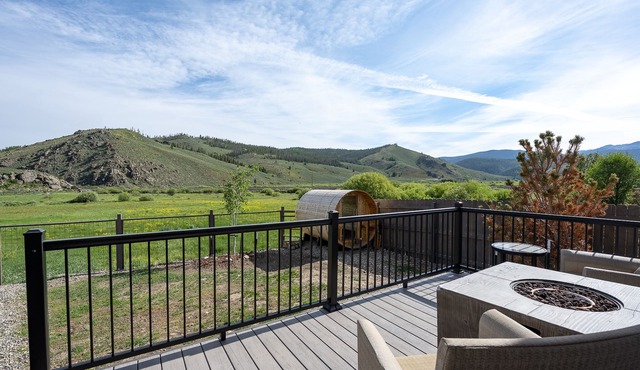 Modern Home w/Great Private Views, Hot Tub & Sauna