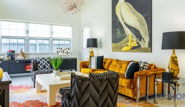 Modern home w/heated pool & patio