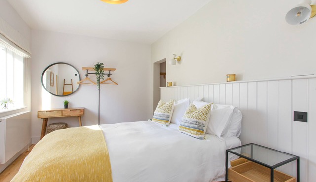 Modern home w/heated pool - 2 minutes from private beach!