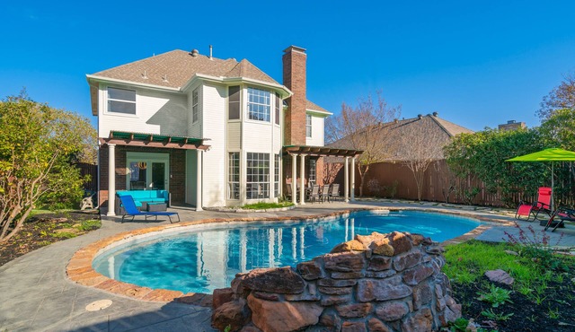 Modern Home w Heated Pool Game Rm sleeps12-15 near DFW & Gaylord hotel