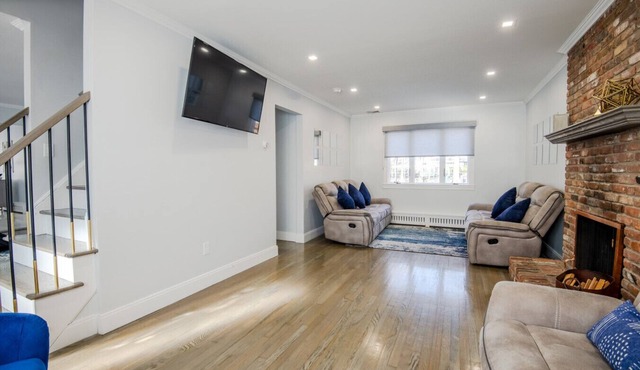 Modern Home w. Large Dining Area | Playset & WiFi