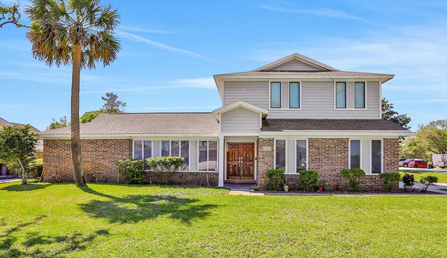 Modern home with washer/dryer & central AC - near beach, shopping & dining