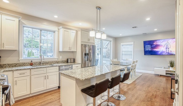 Modern Home - Walk to Beach - Fast Wi-Fi