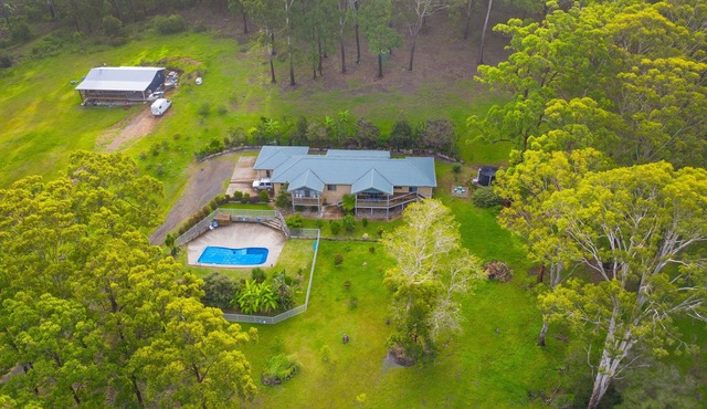 MODERN HOME WITH POOL IN RURAL SETTING - PET FRIENDLY