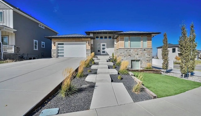 Modern Home with Beautiful Views!