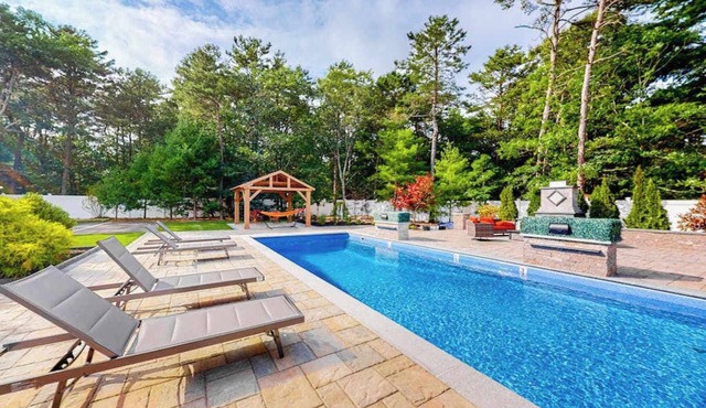 Modern home with dog-friendly yard, private pool/hot tub, pickleball & fast WiFi