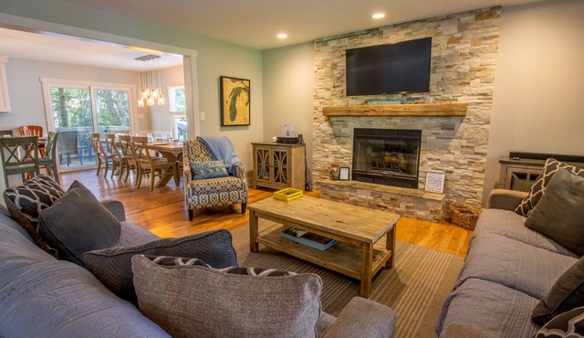 Modern home with fire-pit and well equipped for large groups