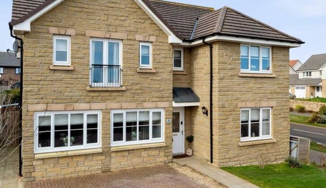 Modern home with hot tub in Hamilton