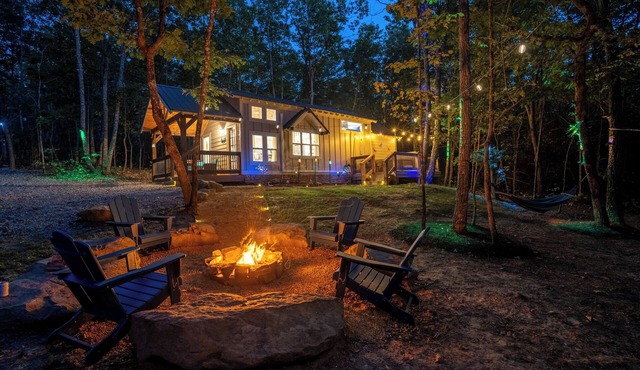 Modern Home with Hot Tub, Grill, Fire-pit and Zip Line