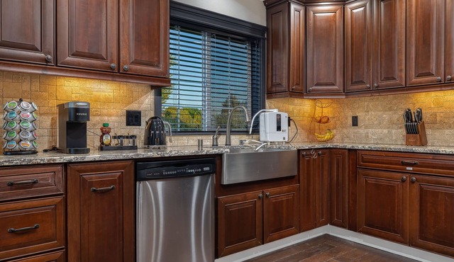 Modern home with hot tub/pool/wifi/office +