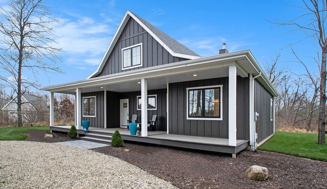 Modern home with large sun-room, firepit, grill, washer/dryer, & central AC