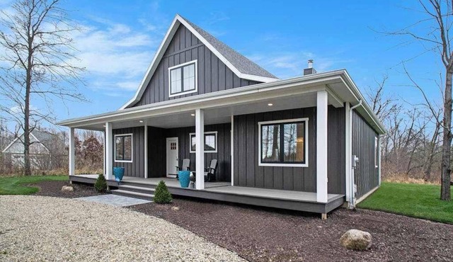 Modern home with large sun-room, firepit, grill, washer/dryer, & central AC