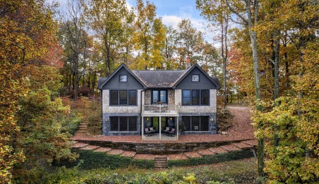Modern Home with Mountain Views, Hot tub, Pool Table, and Gourmet Kitchen.