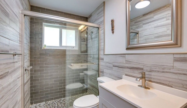 Modern Home with private Heated pool, fully equipped kitchen, BBQ