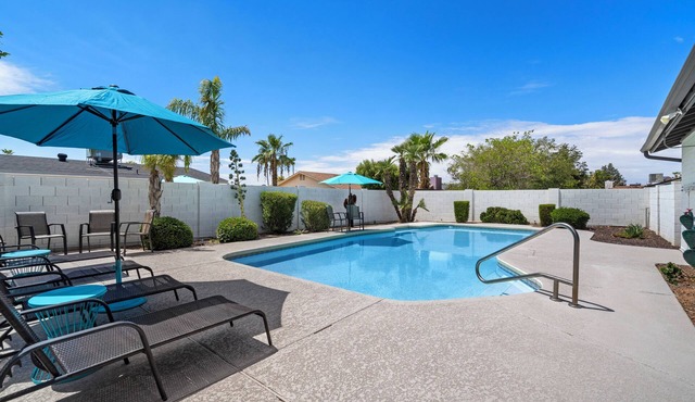 Modern Home With Putting Green, L2 EV, Pool, Pet Friendly, Open Floorplan