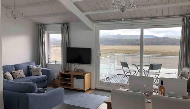 Modern home with spectacular sea/estuary and mountain views