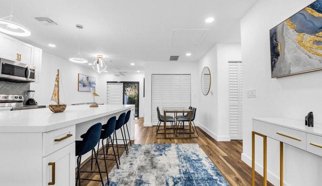Modern Home with large private yard - Next to downtown & beach & airport - Pet friendly