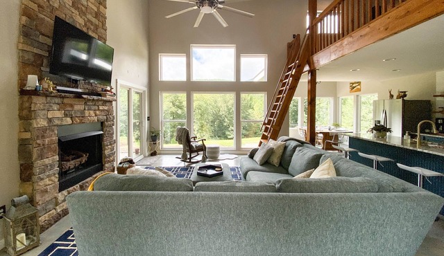 Modern home, year-round mountain view, 30acres, hot tub, orchards & wineries