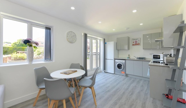 Modern & Homely 2bed Apt, Low Carbon, Parking