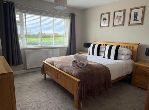 Modern homely well equipped 2BR bungalow next to the racecourse free parking