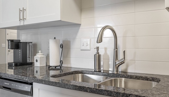 Modern homey Suite, close to all attractions in downtown Springfield. .