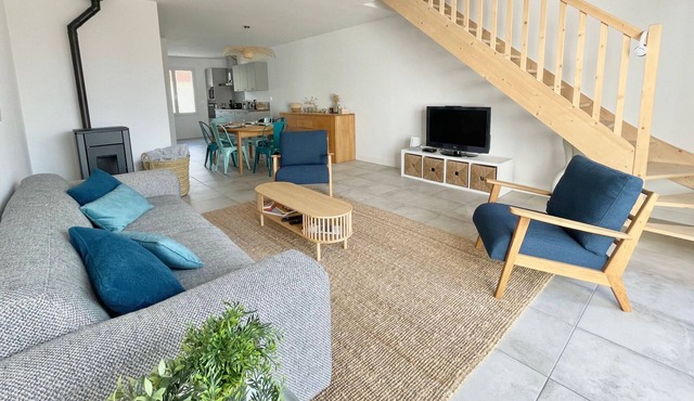 Modern House Near Beach: 4 Bedrooms, Full Kitchen, WiFi, Terrace, Parking