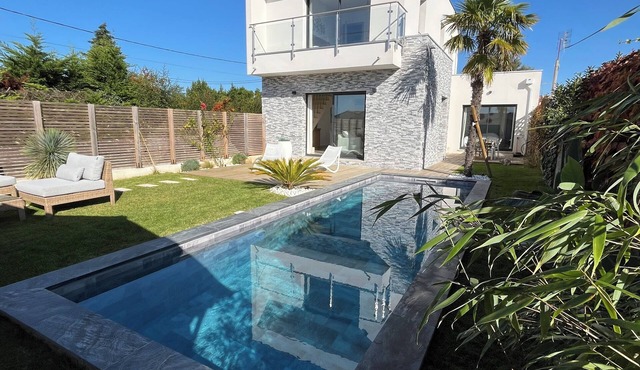 Modern house 150m from ocean beaches with heated pool and wifi