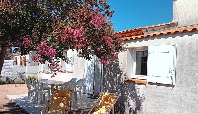 Modern House in L'Aiguillon sur Mer with Garden and Pets Allowed