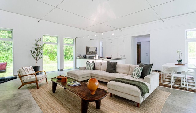 Modern House - 100 Acres w/Waterfall & Hiking