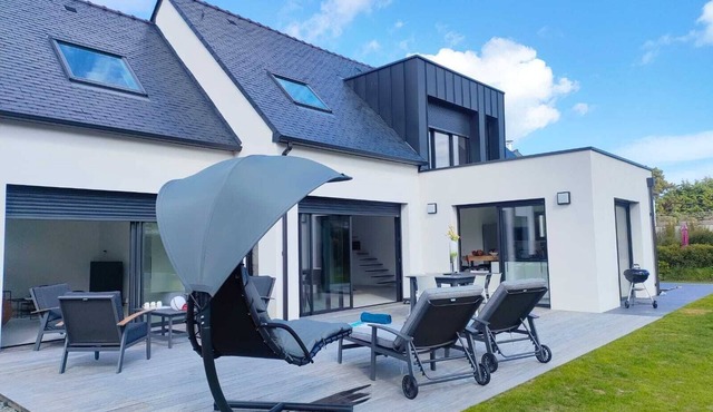 Modern house 3 minutes walk from the beach