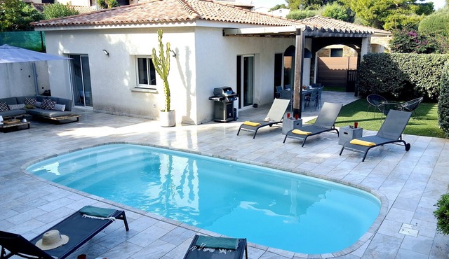 Modern house 6 pers, pool & outdoor living, near beach