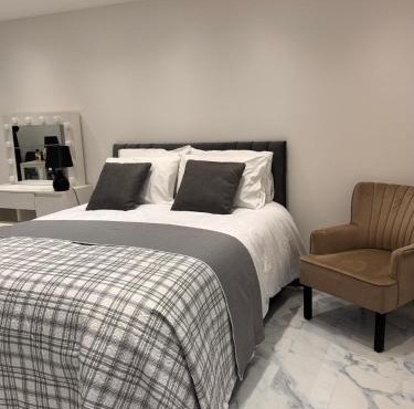 Modern House Apartment Stratford E15 London - Sleeps 2 - 9, Fast Links to Central London, Near O2, Greenwich & Olympic Park, Child-Friendly Garden, Free Parking, Free WiFi